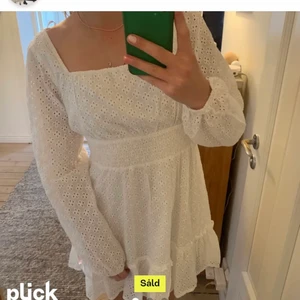 Klänning - Säljer min fina klänning jag köpte här på Plick men som tyvärr var för stor😩 passar jättebra som typ studentklänning eller till en sommarkväll💫 aldrig använd prislappen är kvar, endast testad💞