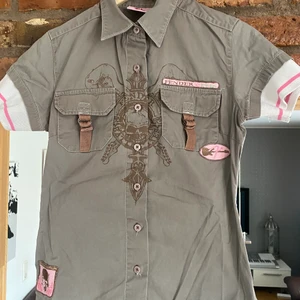 Fender skjorta stl:M men är som en S/xs  - Fender skjorta stl:som en S (står M men liten).Köparen står för frakten. 