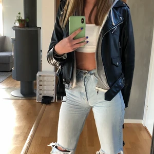 Skinnjacka - Säljer denna snygga skinnjacka från zara💕 Köptes förra året och har längre ingen användning för den! Väldigt bra skick💕 Storlek S, säljer för 200+frakt💕
