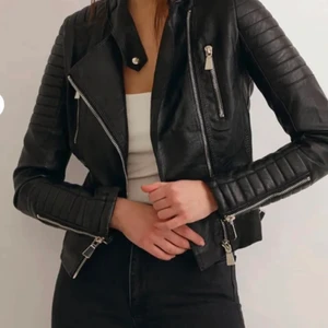 Chiquelle skinnjacka - LÅNAD BILD. Skriv om du vill ha fler bilder. Skinnjacka från chiquelle i storlek S. Använd 1 gång