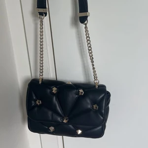 Väskan med nitar - Väska med nitar. Jättefin men säljer denna då jag inte har den här stilen längre. Skriv privat för fler bilder eller frågor💕