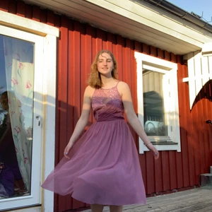 Lila cocktail-klänning strl 42 - Måste tyvärr sälja denna för den har blivit lite stor, men den är fortfarande väldigt fin. Inget nyskick kan man inte säga, den fick vara med på en hel musikaluppsättning, men ser fortfarande väldigt bra ut. Når till knäna på mig som är 177.