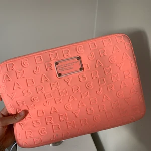 Fodral Marc jacobs rosa - Säljer detta fodral från Marc jacobs som bara är använt fåtal gånger🥰🥰🥰