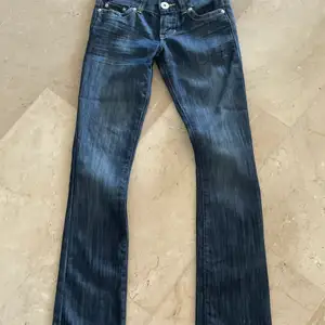 Hej! Intressekoll för dessa skit fina lågmidjade guess jeans!! Säljer för minst 400, skriv bud i kommentarerna ❤️💕💘