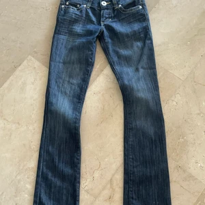 Lågmidjade guess jeans - Hej! Intressekoll för dessa skit fina lågmidjade guess jeans!! Säljer för minst 400, skriv bud i kommentarerna ❤️💕💘