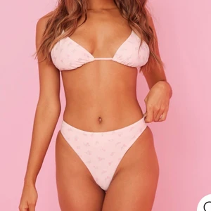 Bianca ingrosso x nelly - Slutsåld blommig bikini från Bianca ingrossos kollektion med Nelly. Helt oanvänt. Överdel storlek M och underdel L. Underdelen är liten i storleken. Har den bruna också! 700 för båda delar eller budgivning om många är intresserade! Frakt tillkommer. Bikinitoppen är såld 