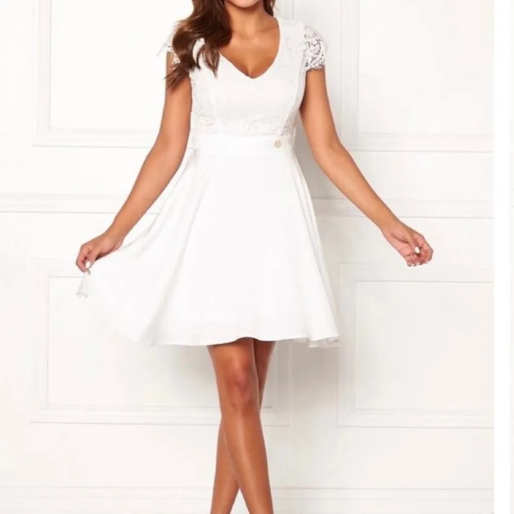 Superfin vit klänning med öppen rygg med spets. Passar perfekt till student eller liknande. Endast använd en gång💗. Klänningar.