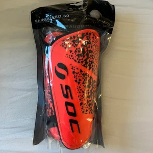 Fotbolls tillbehör  - Benskydd i storlek L och svarta fotbollsstrumpor i storlek 36-39. Aldrig andvända och kvar i original förpackning.