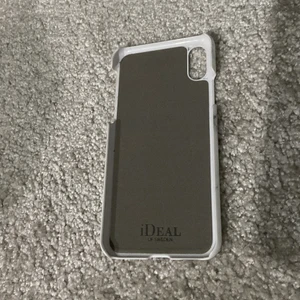 Telefon skal - Mobilskal från ideal of sweden. Använt ett fåtal gånger, bytte telefon så säljer alla mina gamla skal. Vit marmor med gulddetalj funkar för iPhone X och XS