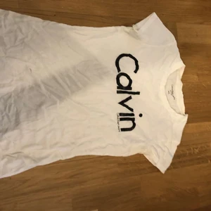 Vit Calvin Klein T-shirt  - En vit Calvin Klein T-shirt i st xs 