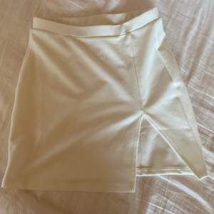 Jätte fin kjol från SHEIN men ganska tjockt material, använd en gång men tyvärr för liten 