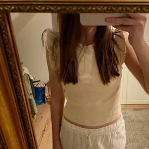 Fin topp - En beige ”volang” topp från zara!! Jätte fin 