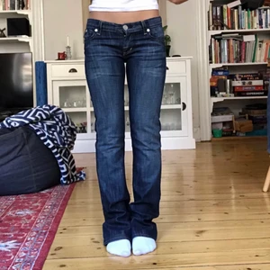 Lågmidjade jeans  - Ett par jätte snygga lågmidjade Rock Republic jeans som jag köpte här på Plick! Va tyvärr för små så säljer dem igen!💕 Skriv privat för  innerbenslängd/midjemått❤️