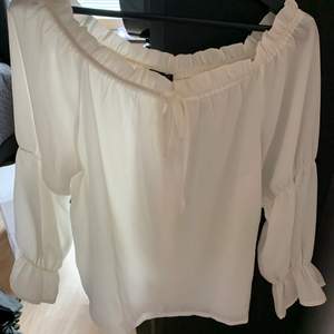 Vit blus, kan bäras off shoulder eller som en vanlig blus