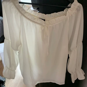 Blus  - Vit blus, kan bäras off shoulder eller som en vanlig blus