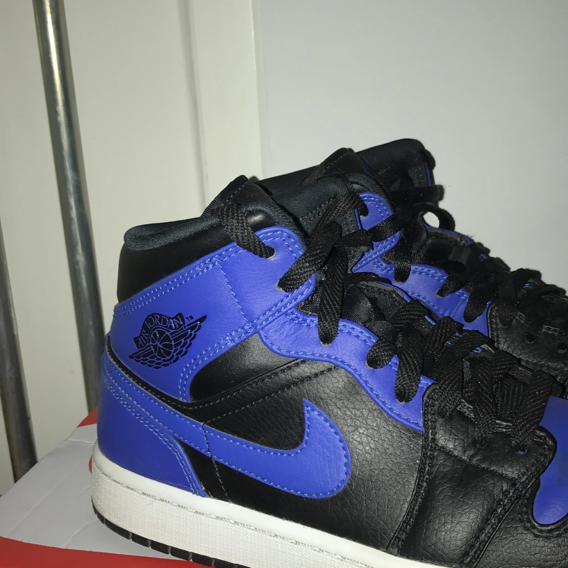 Jordan 1 hyper Royale mids storlek 41  - 90