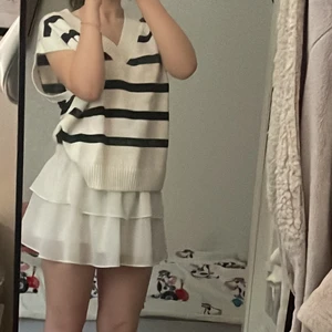 Trendig väst från bikbok - Säljer denna slutsålda väst från bikbok, används 1 gång. Köptes för 299 kr