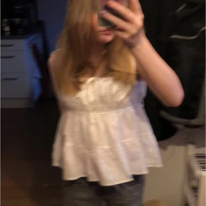 Vitt linne  - Hej jag fick hem denna fina tröja idag men den var Förstor så bilderna är bara från när jag skulle fota  till Plick den är fin men som sagt förstor för mig. När ni beställer den så kan ni få med en SHEIN påsen som den kom i. Skriv om jag ska skicka fler bilder på tröjan eller något.❤️