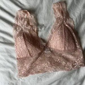 Super söt bralette, använd 1-2 gånger. Färgen är inte lika dusty pink som på bilden💕exkl frakt 