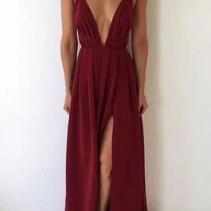 Röd balklänning  - Intressekoll på min superfina balklänning från youmefashion, som jag kanske vill sälja då jag alternativt hittat en annan! Storlek 34/36. Är lång och har en slits, går i marken på mig som är 174! Buda från 700, men observera att det endast är en intressekoll och är inte 100 på om jag ska sälja🤗💓