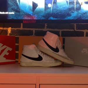 Nike Blazer Vintage Mid 77 - Jag säljer mina Nike Blazers för att jag inte längre använder dem för tillfället. Dem har använts i kanske 1 månad och är just nu i en stark 6/10. Dem har helt fel fria och om någon skulle vara intresserad skulle jag kunna tvätta rent dem till en 8/10. Pris kan diskuteras 