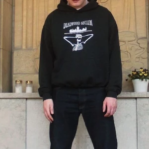 Deadwood Asylum Hoodie - Broderad svart hoodie i jättebra kvalite, tjockt tyg 100% bomull. Rensar lagret, finns i flera storlekar