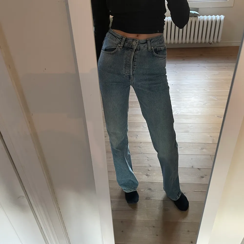 Supersnygga jeans från Bik Bok. Har använt några gånger men ser helt nya ut. Jeansen är stretchiga och materialet är så skönt och de är långa på mig som är 175. Skulle säga att storleken är runt W25/L32.. Jeans & Byxor.