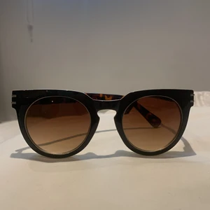 Solglasögon  - Solglasögon från Lindex i toppenskick! 80 kr+frakt