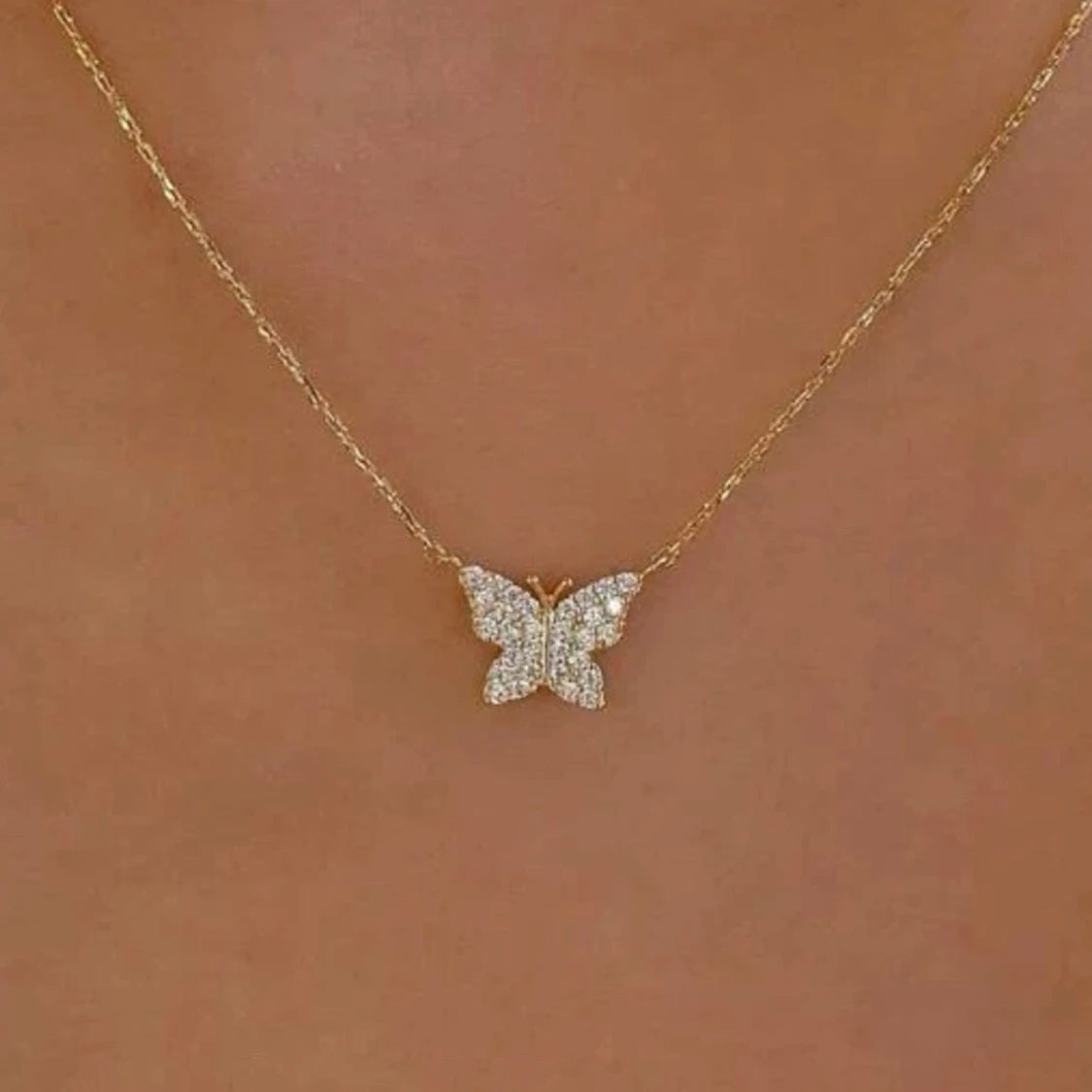 Ett guldfjärils halsband 