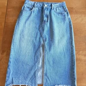 Denim midi skirt 38 - Denim midi skirt with a middle slit in size 38 in good condition. 