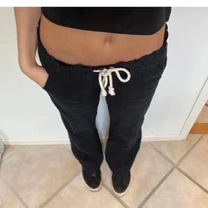 Roxy linnebyxor  - Super populära linnebyxorna från Roxy storlek M skulle säga att den även passar S. Säljer då de inte passar mig längre. Kom privat för fler egna bilder eller funderingar! (Lånade bilder)