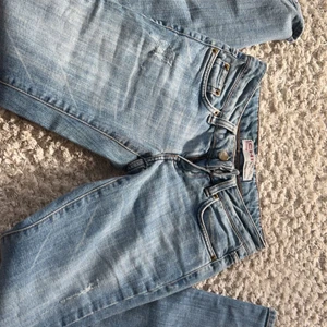 super snygga jeans!! - snygga jeans som tyvärr inte passade! BUDGIVNINGEN TOG SLUT MEN BUDA I KOMMENTARERNA! FRÅN 150. AVSLUTAR BUDGIVNINGEN 10de maj!