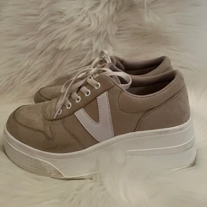 Beiga skor - Jättefina beiga sneakers med platåsula som gör att man blir några cm längre. Använda fåtal gånger 🦋