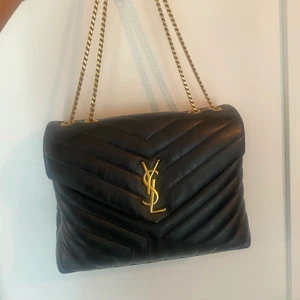 Ysl väska - Säljer denna fina loulou bagen i storlek medium. Jättebra skick!! Har allt till väskan dvs dustbag, kvitto och äkthetsbevis, skriv om ni har fler frågor eller vill ha fler bilder🫶🏼 Säljer endast vid bra bud, så kom med prisförslag!!