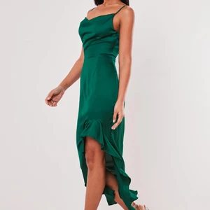 Finklänning - Missguided satin ruffle side cami midi dress i deep green. Beställde i flera storlekar och färger inför finsittning men slutade med att jag inte använde nån av dom. Aldrig använd bara provad. Behövs strykas
