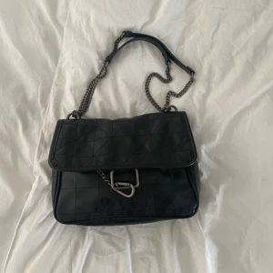 Skit snygg Svart väska  - En jätte fin och praktisk väska som rymmer mycket och är perfekt att h med över ralt. Är från zara och är bara andvönd ett få tal gånger💕💕💕