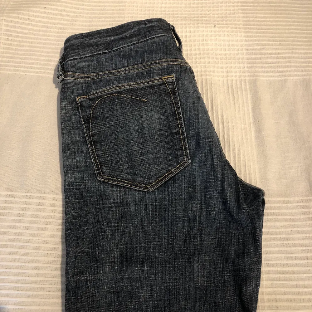 Snygga low waist flare jeans, köpta second hand.. Jeans & Byxor.