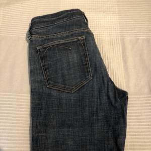 Snygga low waist flare jeans, köpta second hand.