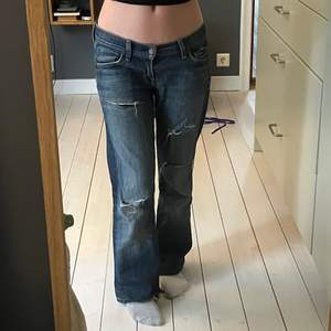 Fina lågmidjade bootcut jeans med fin detalj på fickorna. Säljer då de inte kommer till användning längre 💗 Dom har hål som jag klippt själv! Har sytt upp dom då de var för långa, jag är 157cm. Skriv privat för fler bilder eller mått!💖💖