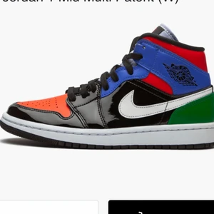 Air jordan 1   - Väldigt snyggt till vilken outfit som hellst, väldigt bra skick då jag användt dem så få gånger. 