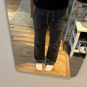 Juicy couture  - Jag säljer mina juicy byxor som är uppsydda innerbenslängden är 75cm tror jag ❤️inte min bild 😻hoppas någon vill köpa😘 läger upp en till annons pga falska köpare 