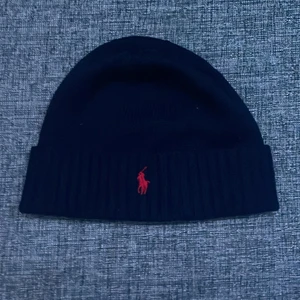 Ralph lauren mössa  - Aldrig använd. Cond 10/10.  Skriv för mer information!