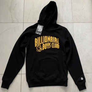 Billionaire boys club hoodie  - Säljer en oanvänd Billionaire boys club arch logo hoodie med lapparna kvar. Hoodien är i storlek S men jag skulle säga att den även passar m. Hoodiens nypris är 2250kr. Säljer då den inte passar