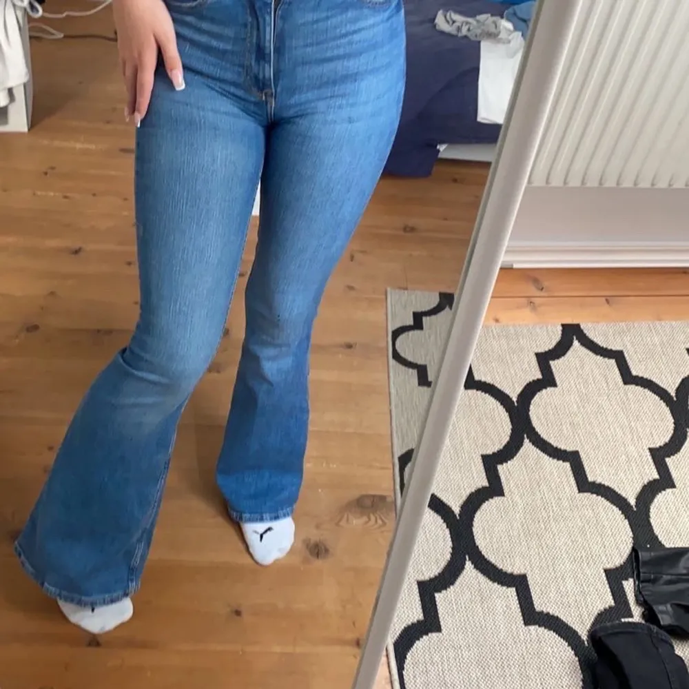 Säljer mina nyligen köpte oxh aldrig använda bershka jeans i storlek 38🤍🤍. Jeans & Byxor.