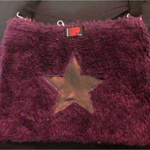 vintage tripp axelremsväska  - VÄRLDENS snyggaste vintage fluffig väska från Tripp NYC RARE!!! mkt svår att hitta och i helt nyskick, köpte med lappen på på depop. den är reversibel, så den kan bli både lila och svart skinn, superfin kvalite och går att stänga med ett litet spänne