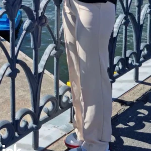 Kostymbyxor  - Säljer mina beiga långa kostymbyxor från madlady med pressveck då de ej används, nyskick