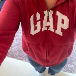 Gap-hoodie - Fin röd zip-hoodie från gap i bra skick💖 bilderna är lånade. Tryck ej på KÖP DIREKT