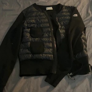 Moncler - Jacka kofta jätte snygg knappt använt storlek xs  Säljer för 5000