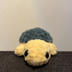 Virkad sköldpadda - Egengjord, virkad sköldpadda, i nyskick. Garnet är 100% polyester. Den är ca 12 cm lång. Den kostar 59kr totalt med frakt. 