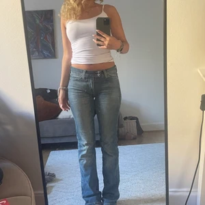 Lågmidjade bootcut jeans - Skit snygga blåa lågmidjade bootcut jeans! Midjemått: 75, innerbensmått: 80💕